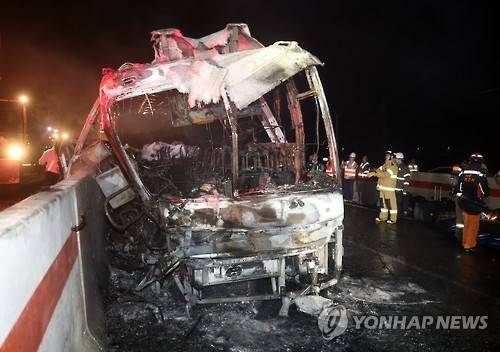 경부고속도로 관광버스 전소      (울산=연합뉴스) 김용태 기자 = 13일 오후 울산시 울주군 언양읍 경부고속도로 언양 JC에서 경주 IC 방향 1㎞ 지점을 달리던 관광버스에 불이 나 10명이 사망했다. 사고 버스가 처참하게 불에 타 있다. 2016.10.14      yongtae@yna.co.kr