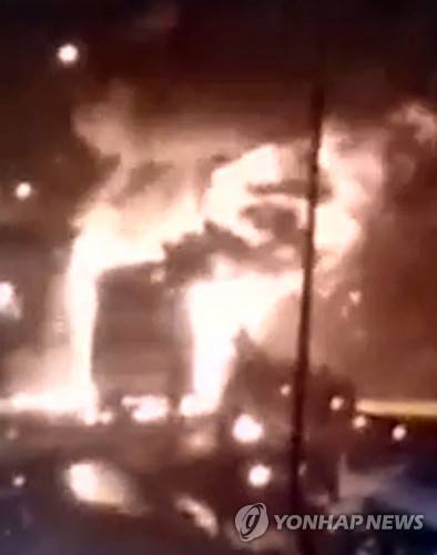 (부산=연합뉴스) 13일 오후 10시 11분께 울산시 울주군 언양읍 경부고속도로 언양 분기점 부근에서 중앙분리대 등을 들이받은 관광버스에서 불길이 치솟고 있다. 2016.10.14 [독자 제보 영상 캡처=연합뉴스]      ccho@yna.co.kr