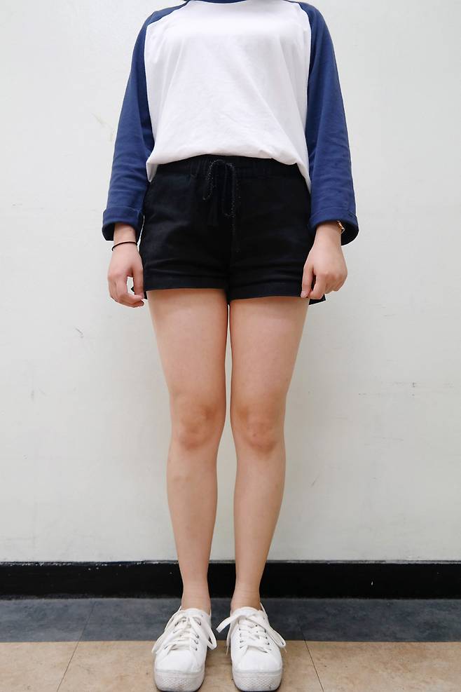 리버사이드 색상의 라글란 티셔츠와 검은색 반바지 매칭.