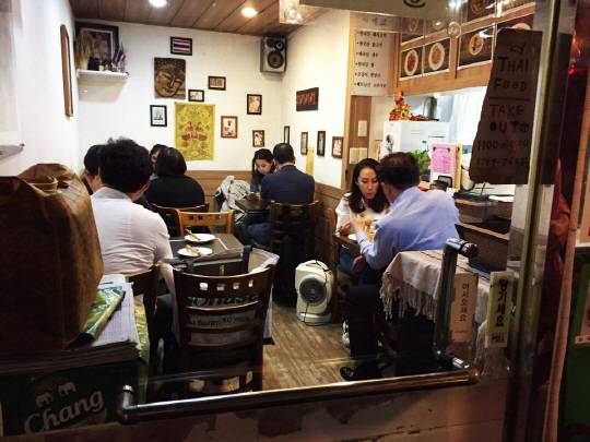 기다리면서 테이블에 앉아 있는 손님들을 향해 끊임없이 안구 레이저빔 발사중. 무언의 압박이랄까.