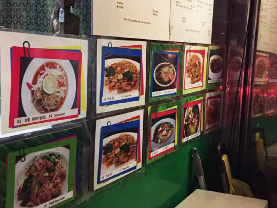 처음 오는 사람이라면 메뉴의 정체를 짐작하기 어려울 수 있으나 아래의 친절한 음식 사진과 이름을 요리조리 매칭하면서 기다리는 재미도 쏠쏠할 듯하다(긍정의 신)