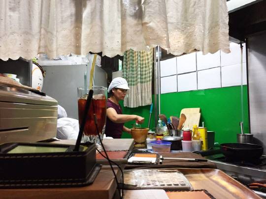 보통 테이블당(2인 기준) 2~3개의 메뉴를 시키다보니 테이블 수가 적어도 셰프가 2명, 서빙 1명이기 때문에 내부는 매우 분주한 편이다.