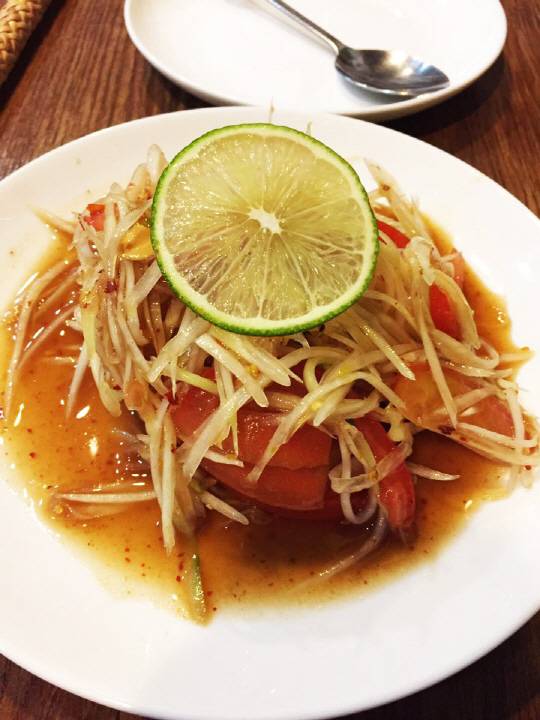 드디어 쏨땀 파파야 샐러드 느님 등장! 우리나라의 김치와 같다고 보면 된다. 단, 이 음식도 처음 접하는 사람이라면 젓갈 냄새가 확 나기 때문에 당황할 수 있다.