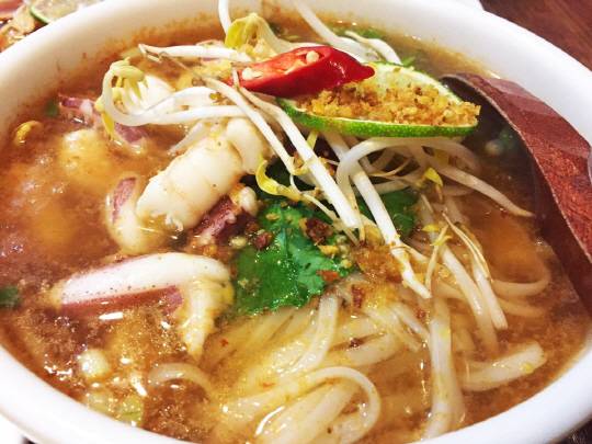 참고로 이 곳에서는 대부분 메인 디시를 고르면 ‘닭고기, 소고기, 돼지고기, 해산물’ 중 선택하라고 물어본다. 오늘은 비가 오니까 얼큰 시원하게 해산물 너로 정했다!