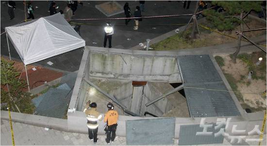 붕괴된 환풍구 모습. 사진 = 황진환 기자