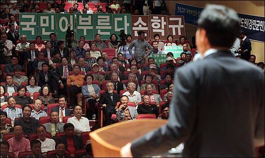 송민순 전 외교통상부 장관의 회고록으로 정치권이 '발칵' 뒤집힌 가운데 손학규 더불어민주당 전 상임고문의 정계 복귀가 초읽기에 들어간 것으로 알려져 정치권의 이목이 집중된다. 사진은 지난달 20일 강진에서 강연에 나선 손학규 전 상임고문의 모습. (자료사진) ⓒ데일리안 박항구 기자