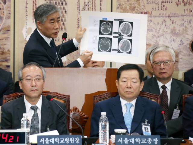 백선하 교수가 10월11일 국회 교육문화체육관광위원회 국정감사에 출석해 고 백남기씨의 머리 외상 상태를 찍은 CT(컴퓨터단층촬영) 자료를 보며 설명하고 있다. 앞줄 왼쪽은 서창석 서울대병원장, 오른쪽은 성낙인 서울대 총장, 뒷줄 오른쪽은 백씨의 사망 원인을 외인사로 판단한 서울대병원·서울대의과대학 합동 특별조사위원회 위원장인 이윤성 서울대 법의학교실 교수. 한겨레 이정우 선임기자