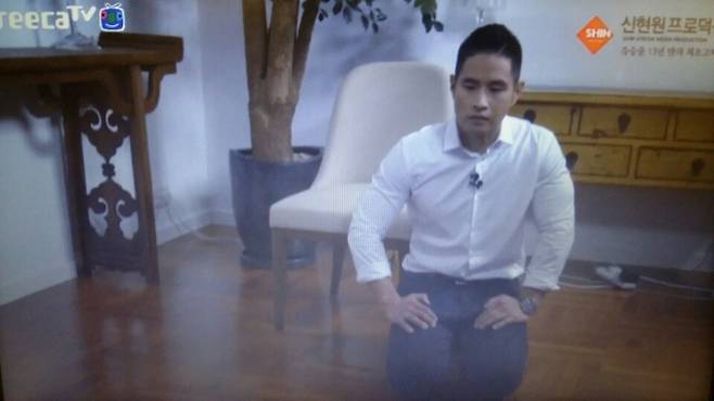지난해 5월 인터넷방송 ‘아프리카TV’를 통해 “국민 여러분과 병역의 의무를 한 많은 젊은이들에게 물의를 일으킨 데 대해 사죄하고 싶다”며 무릎을 꿇은 유승준. [중앙포토]