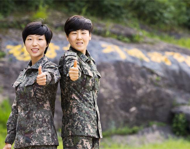 한국 여군 최초의 레인저 이세라(왼쪽), 진미은 중사 [지호영 기자]