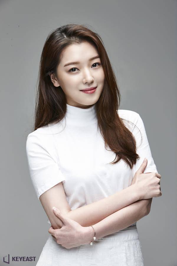 신예 조우리가 배용준과 한솥밥을 먹는다. 사진제공=키이스트