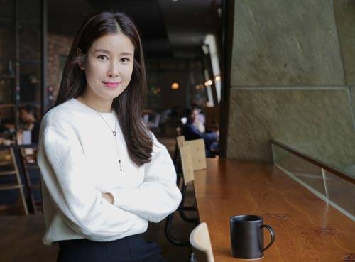 배우 이태란이 가을에 걸맞는 감성멜로 영화 ‘두 번째 스물’로 오랜만에 스크린 나들이에 나선다.ⓒ 리틀빅픽처스