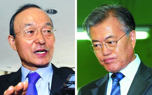 노무현정부가 유엔 북한인권결의안 표결 전 북한에 의견을 물었다는 폭로를 담은 ‘송민순 회고록’ 논란의 두 당사자가 17일 입장을 밝혔다. 송민순 전 외교통상부 장관이 서울 종로구 삼청동 북한대학원대학교에서 기자들과 만나 “진실은 바뀌지 않는다”고 말하고 있다(왼쪽 사진). 당시 청와대 비서실장이었던 더불어민주당 문재인 전 대표는 인천의 한 기업을 방문한 뒤 “기억이 잘 안 난다”고 밝힌 뒤 입을 굳게 닫고 있다. 윤성호 기자, 인천=이동희 기자