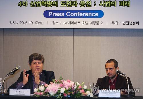 얌폴스키 소장(오른쪽)과 에치오니 소장. 출처=연합뉴스
