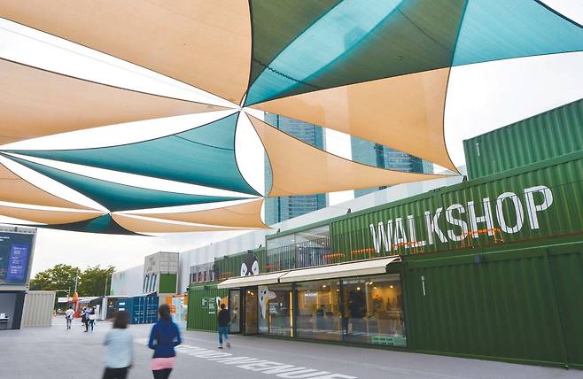 언더스탠드에비뉴 전경. 서울숲으로 향하는 길목에 116개의 컨테이너 박스를 쌓아 만들었다.