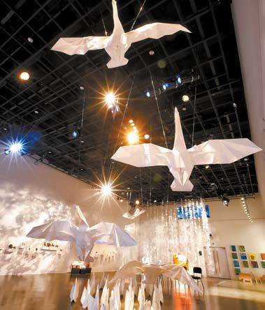 지난 5월‘아트스탠드’에서 열린 페이퍼 아트 ‘서울숲 옆 동물원’. 지난 6월엔 리처드 용재 오닐 공연을 무료로 개방하는 등 문턱 낮은 문화 공간이다.