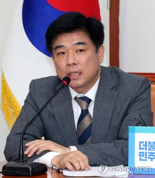 김병욱, '최순실 게이트는'      (서울=연합뉴스) 배재만 기자 = 더불어민주당 김병욱 의원이 19일 오전 국회 당 대표실에서 열린 '비선실세 국정농단 편파기소 대책위' 첫 회의에서 발언하고 있다. 2016.10.19      scoop@yna.co.kr      http://blog.yonhapnews.co.kr/f6464