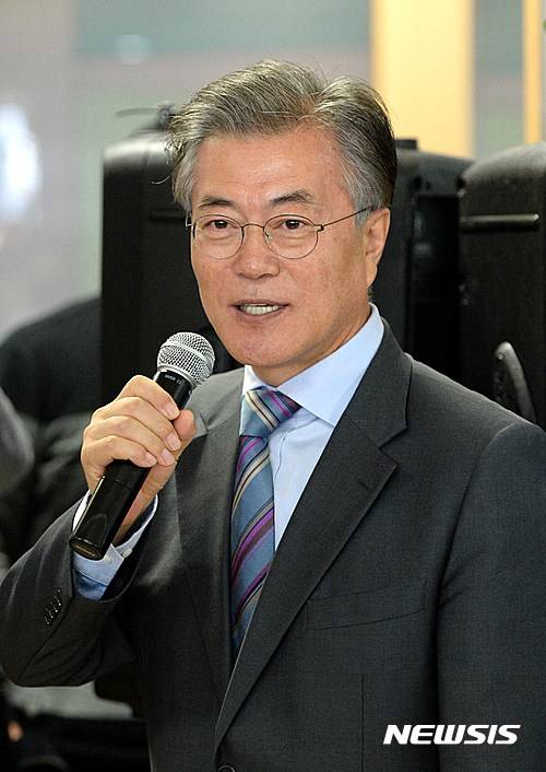 【서울=뉴시스】고범준 기자 = 문재인 더불어민주당 전 대표가 20일 서울 성북구 한국과학기술연구원(KIST)에서 과학기술 현장간담회를 마치고 연구원들과 점심식사를 하기 전 인사말을 하고 있다. 2016.10.20.   bjko@newsis.com