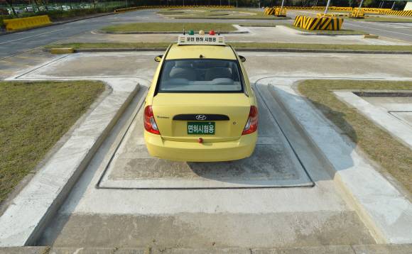 지난 19일 서울 강서구 외발산동 강서운전면허시험장에서 새 장내기능시험에 응시한 서울신문 이성원 기자가 ‘직각주차’ 구간에서 후진 주차를 성공시켰다. 손형준 기자 boltagoo@seoul.co.kr 지난 19일 서울 강서구 외발산동 강서운전면허시험장에서 새 장내기능시험에 응시한 서울신문 이성원 기자가 ‘직각주차’ 구간에서 후진 주차를 성공시켰다. 손형준 기자 boltagoo@seoul.co.kr