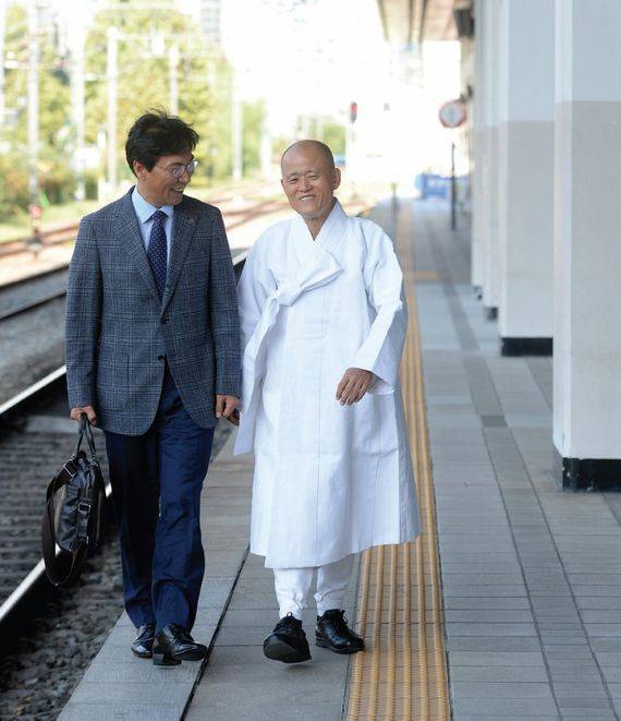 도올은 인터뷰 당일 호남선 열차를 타고 상경한 제자 안희정 지사를 서울 용산역으로 마중 나갔다. 1983년 고려대 철학과에 입학한 안 지사는 도올에게 직접 철학 강의를 들었다.