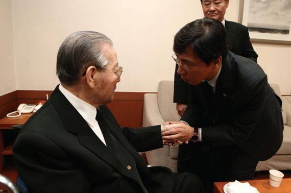 2015년 2월 23일 안희정 지사가 김종필 전 국무총리의 부인 고 박영옥 여사의 빈소를 찾아 김 전 총리와 인사를 나누고 있다.