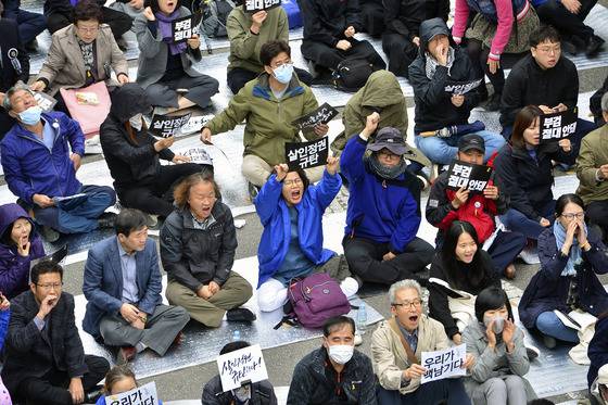 경찰이 백남기 농민 시신 부검영장 집행을 예고한 23일 오전 서울 종로구 서울대병원 장례식장 앞에서 백남기 투쟁본부 회원들이 길을 막고 부검에 반대하는 농성을 하고 있다./ 사진제공=뉴스1