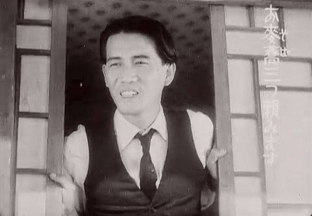 영화 '아름다운 청춘'에서 등장인물이 냉면 배달을 부탁하고 있다. 자막은 '소바'로 되어 있다.