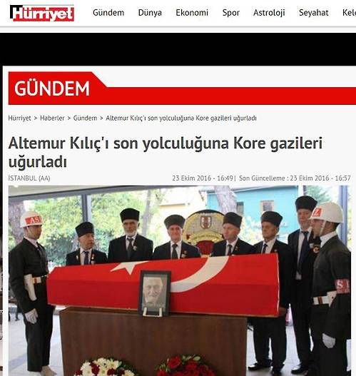 이달 23일 터키 이스탄불의 한 묘지에서 6·25 참전용사 알테무르 클르치의 장례식이 군사장으로 엄수됐다고 터키 주요 언론이 일제히 보도했다. 사진은 터키 일간지 휘리예트 웹사이트에 실린 클르치 장례식 기사. [휘리예트 웹사이트 캡처]