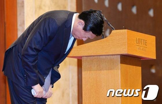 신동빈 롯데그룹 회장이 25일 오전 서울 소공동 롯데호텔에서 경영쇄신안 발표를 마친 뒤 검찰 수사 등에 관한 대국민 사과를 하고 있다. 2016.10.25/뉴스1 © News1 박지혜 기자