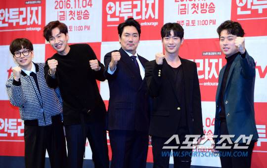 25일 오후 서울 강남구 논현동 임피리얼팰리스호텔에서 tvN 금토드라마 '안투라지' 제작발표회가 열렸다.  조진웅, 서강준, 이광수가 출연하는 '안투라지'는 연예계를 그리는 이야기로, 미국 HBO가 2004년부터 2011년까지 방송한 동명의 드라마를 리메이크했다. 11월4일 방송을 앞두고 사전제작을 통해 중국, 일본, 싱가포르, 말레이시아 등 아시아 12개국에서 동시 공개된다.   제작발표회에 참석해 포즈를 취하고 있는 이동휘, 이광수, 조진웅, 서강준, 박정민.  송정헌 기자 songs@sportschosun.com/2016.10.25