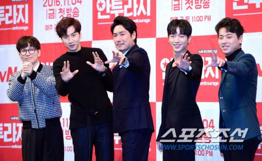 25일 오후 서울 강남구 논현동 임피리얼팰리스호텔에서 tvN 금토드라마 '안투라지' 제작발표회가 열렸다.  조진웅, 서강준, 이광수가 출연하는 '안투라지'는 연예계를 그리는 이야기로, 미국 HBO가 2004년부터 2011년까지 방송한 동명의 드라마를 리메이크했다. 11월4일 방송을 앞두고 사전제작을 통해 중국, 일본, 싱가포르, 말레이시아 등 아시아 12개국에서 동시 공개된다.   제작발표회에 참석해 포즈를 취하고 있는 이동휘, 이광수, 조진웅, 서강준, 박정민.  송정헌 기자 songs@sportschosun.com/2016.10.25