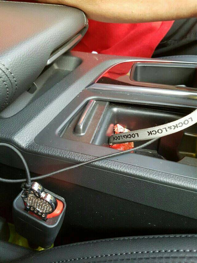 택시 조수석에 장착돼 있는 안전벨트 미착용 경고음 제거 클립.