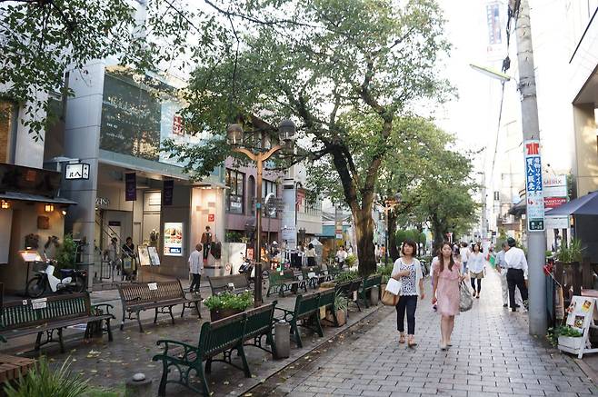 아담한 카페와 상점이 들어선 지유가오카 거리.