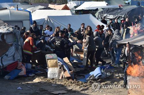 (칼레 AFP=연합뉴스) 프랑스 정부가 25일(현지시간) 칼레 난민촌 시설물 철거 작업을 벌이고 있다. 2016.10.25