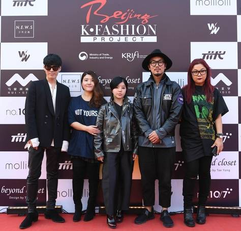 26일 차이나패션위크에서 K패션 그룹 패션쇼를 연 디자이너 고태용(왼쪽부터) 김진선 강진주 김영균 이주영 /한국패션산업연구원