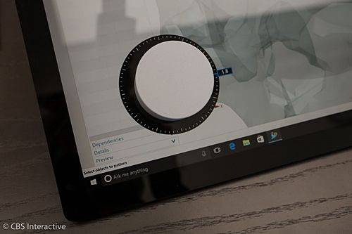 서피스 다이얼은 스크롤은 물론이고 그래픽 애플리케이션에서 그래픽을 쉽게 편집할 수 있게 해주는 액세사리다. (사진=씨넷)