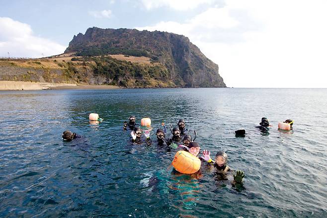 성산일출봉 앞바다에서 만난 해녀.