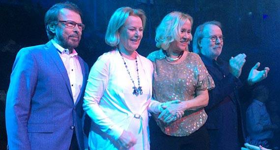 지난 6월 스웨덴 스톡홀름의 ‘맘마 미아 파티’ 행사장에 모인 아바의 멤버들. 왼쪽부터 비요른, 애니프리드, 아그네사, 베니. [유투브]