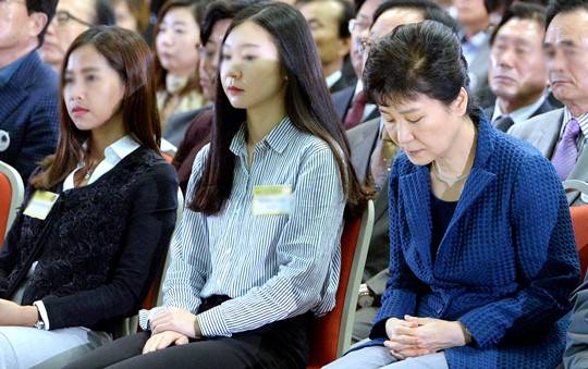 부산 벡스코에서 27일 열린 제4회 지방자치의날 기념식에 참석한 박근혜 대통령이 서병수 부산광역시장의 환영사를 듣고있다. 이병주기자 ds5ecc@kmib.co.kr