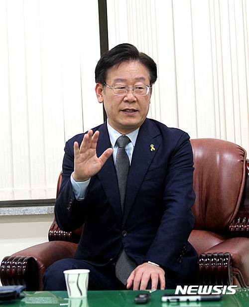 【제주=뉴시스】우장호 기자 = 이재명 성남시장이 28일 오후 제주상공회의소 5층 회의실에서 더불어민주당 제주도당이 마련한 강연회에 앞서 기자간담회를 갖고 취재진의 질문에 답하고 있다. 2016.10.28   likeno44@newsis.com