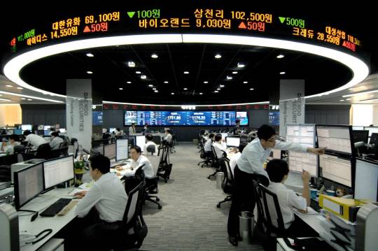 26년이 지난 현재의 미래에셋대우의 트레이딩 센터 모습. 2010년 국내 최대 규모로 재탄생한 트레이딩 센터는 대형 월 보드와 원형 LED 티커를 장착해 금융시장의 동향을 한눈에 파악할 수 있다. /권욱기자