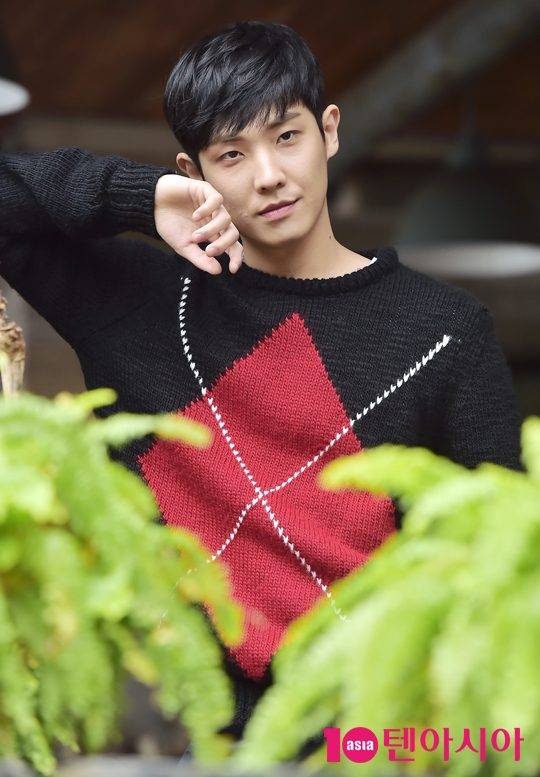 영화 ‘럭키’에서 열연한 배우 이준이 25일 서울 종로구 삼청동의 한 카페에서 텐아시아와 인터뷰에 앞서 포즈를 취하고 있다. / 사진=조준원 기자 wizard333@