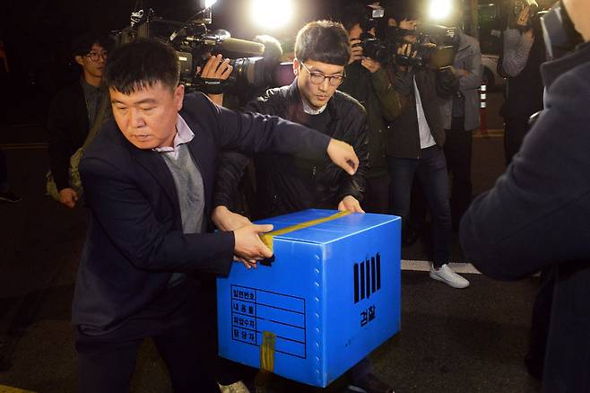 미르재단과 K스포츠재단의 설립 및 자금 유용 의혹을 수사 중인 검찰이 26일 서울 여의도 전경련 사무실에서 압수수색한 물품을 싣고 있다. [사진=중앙포토]