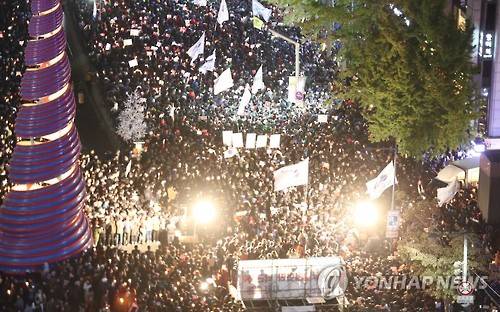 (서울=연합뉴스) 이진욱 기자 = '최순실 게이트'와 관련해 진상규명과 박근혜 대통령 하야를 요구하는 '모이자, 분노하자, 내려와라 박근혜' 촛불집회가 29일 오후 서울 청계광장에서 열리고 있다. 2016.10.29  cityboy@yna.co.kr  (끝)