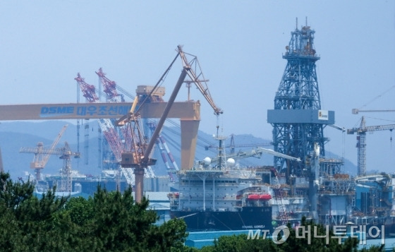 경남 거제 대우조선해양 조선소에서 선박건조 작업이 이루어지고 있다.국내 조선 업계는 글로벌 경제위기 이후 지속된 업황 악화로 대대적인 구조조정에 나서고 있다. /사진제공=뉴스1<br>