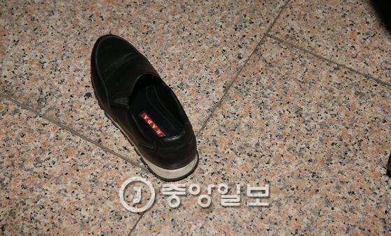 최순실씨가 31일 서울중앙지검에 출석하다 인파에 휩쓸려 남기고 간 프라다 신발. 김상선 기자