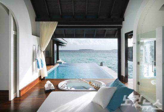 오버워터 풀빌라 객실 내부. 유리 욕조에 몸을 담그면 바다에 에워싸인 기분을 만끽할 수 있다.(사진=아난타라키하바 리조트 제공)