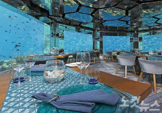SEA레스토랑의 환상적인 바다 속 경관이 탄성을 자아낸다.(사진=아난타라키하바 리조트 제공)