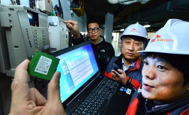 SK텔레콤이 `LoRa`망 설치를 확대하고 있다. SK텔레콤 기술진이 1일 서울 장충동 한 건물에서 이동통신 중계기에 `LoRa`망 기술이 적용된 통신모듈을 설치하고 있다.