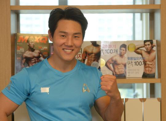피트니스 사업가 김지훈 에이팀바디사이언스 대표가 서울 송파구 잠실동의 사무실에서 “몸매를 가꾸는 데 그치지 않고 건강한 삶을 안내하는 트레이너가 되고 싶다”면서 포즈를 취하고 있다.    김호웅 기자 diverkim@