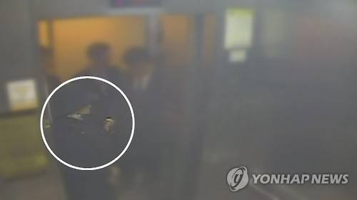 최순실, 검찰 소환 전 청담동 한 호텔 투숙      (서울=연합뉴스) '국정농단 의혹'을 받는 최순실(개명 후 최서원)씨가 검찰 소환 전 서울 청담동에 있는 한 호텔에 머무른 것으로 전해졌다. 사진은 이 호텔 엘리베이터에 변호인들과 함께 탄 폐쇄회로(CC)TV 화면 속 최 씨의 모습.  [연합뉴스TV 캡처]
